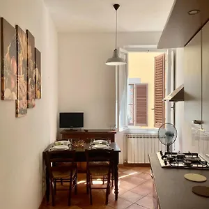 nice-roomy-apartment-behind-the-uffizi-museum.it-tuscanyhotel.com/